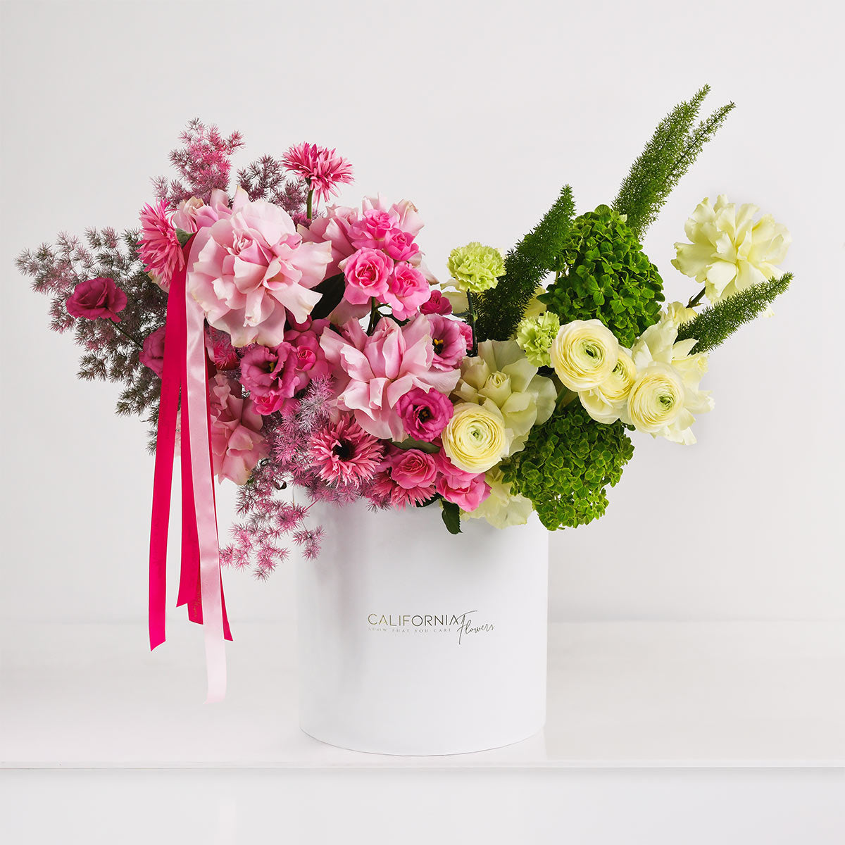 Livrare flori Bucuresti - California Flowers, Aranjament floral in cutie cu hortensie verde, trandafiri speciali si miniroze, Californiaflowers.ro