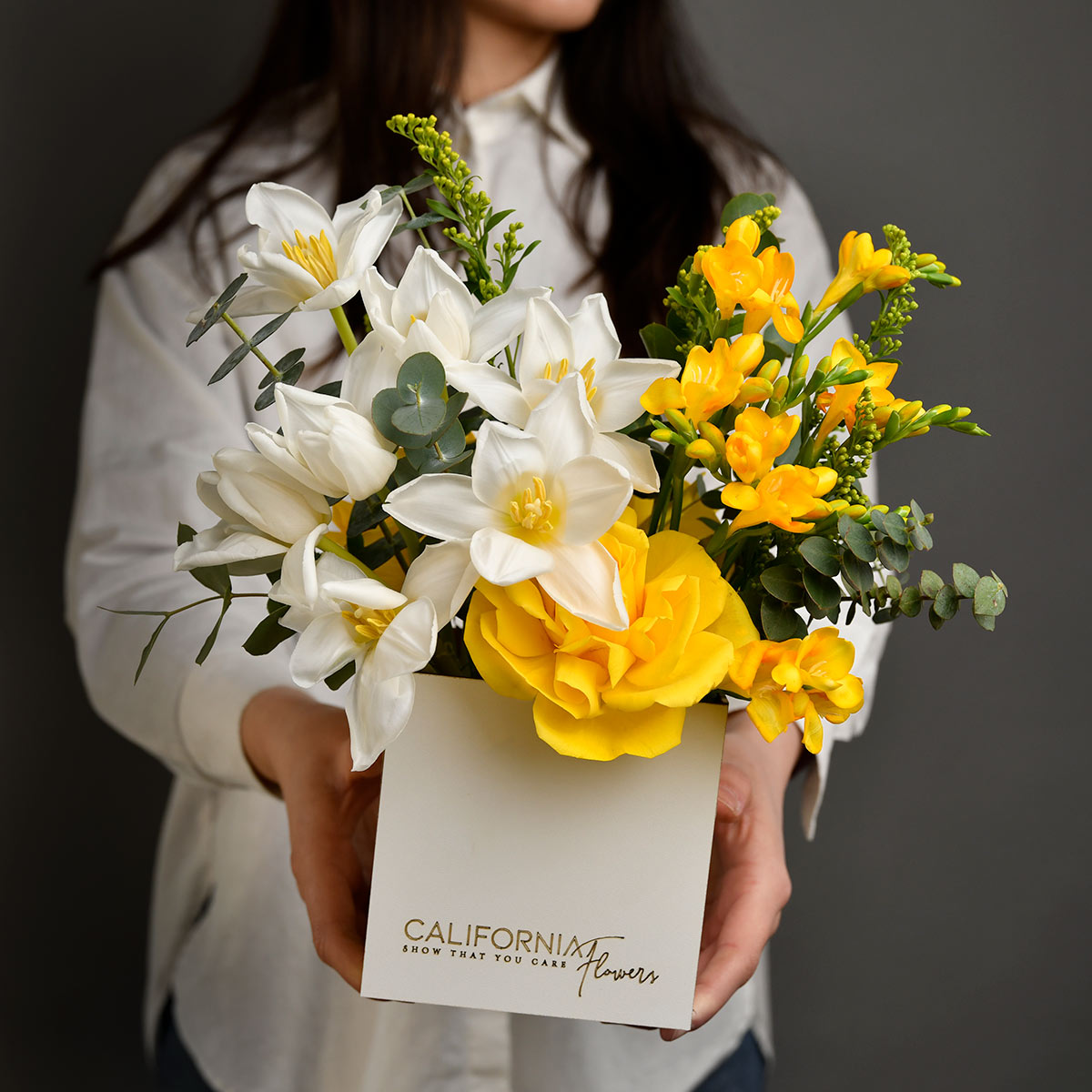 Livrare flori Bucuresti - California Flowers, Aranjament floral in cutie cu lalele si frezii galbene, Californiaflowers.ro