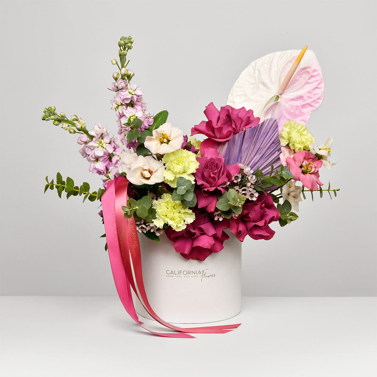 Livrare flori Bucuresti - California Flowers, Aranjament floral in cutie cu matthiola, trandafiri speciali si lisianthus, Californiaflowers.ro