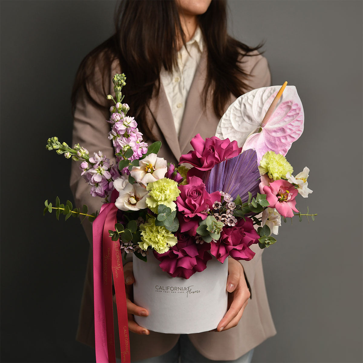 Livrare flori Bucuresti - California Flowers, Aranjament floral in cutie cu matthiola, trandafiri speciali si lisianthus, Californiaflowers.ro