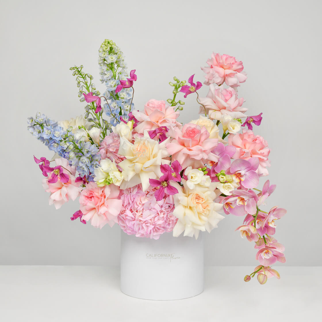 Flori de Dragobete - California Flowers, Aranjament floral in cutie cu orhidee phalaenopsis si delphinium, Californiaflowers.ro