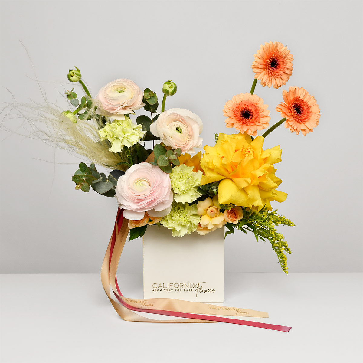 Livrare flori Bucuresti - California Flowers, Aranjament floral in cutie cu ranunculus si trandafiri speciali, Californiaflowers.ro