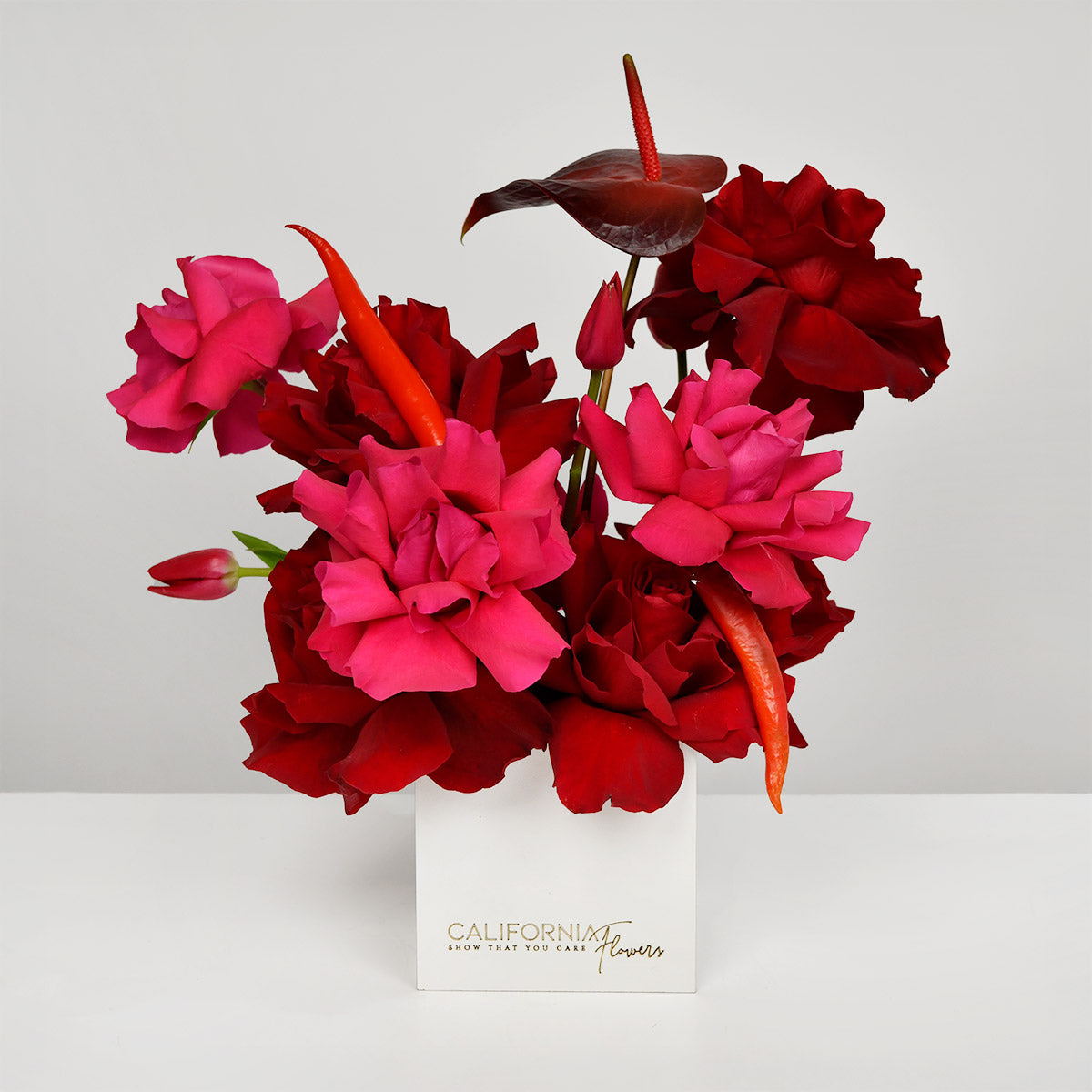 Flori de Valentine's Day - California Flowers, Aranjament floral in cutie cu trandafiri si athurium, Californiaflowers.ro