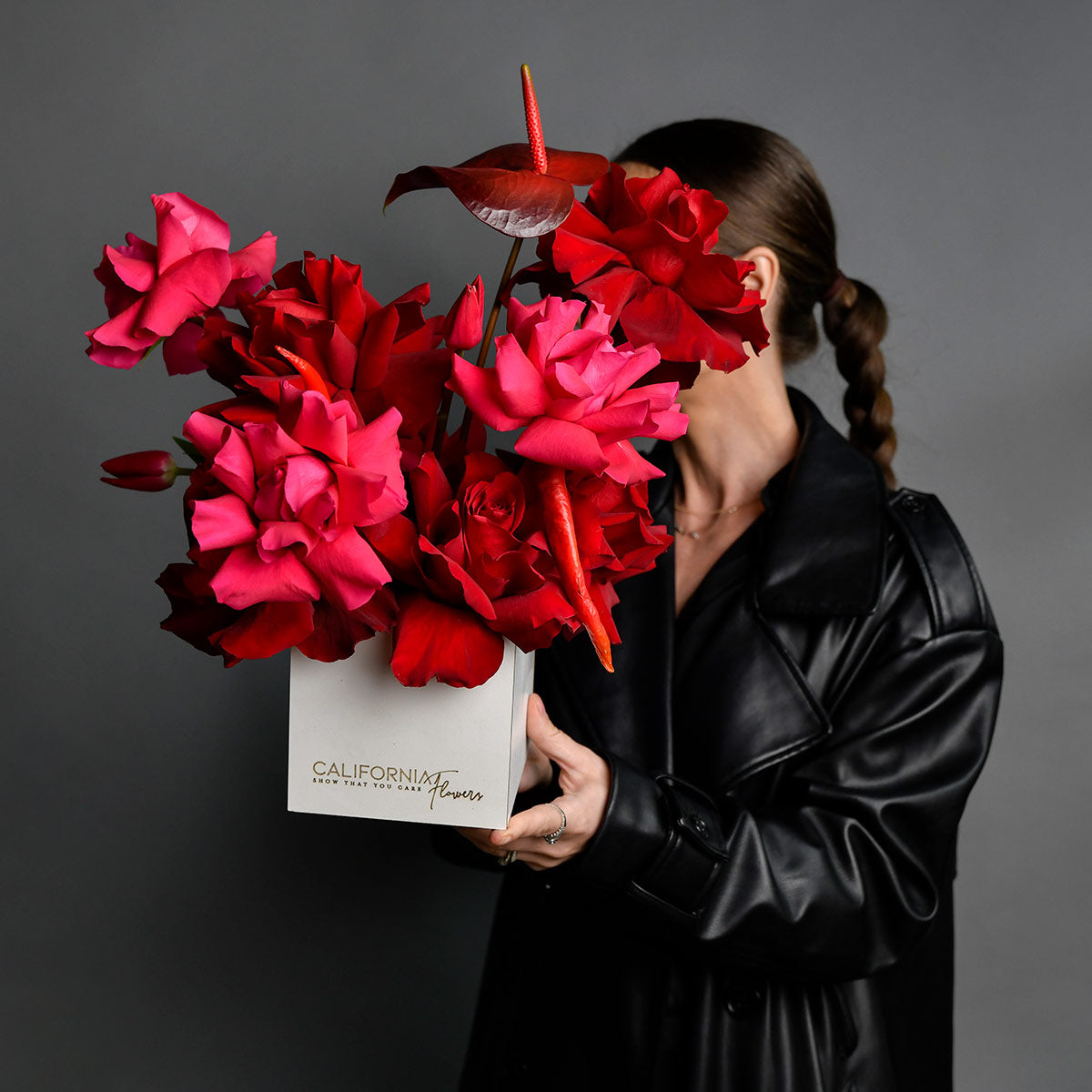 Flori de Valentine's Day - California Flowers, Aranjament floral in cutie cu trandafiri si athurium, Californiaflowers.ro