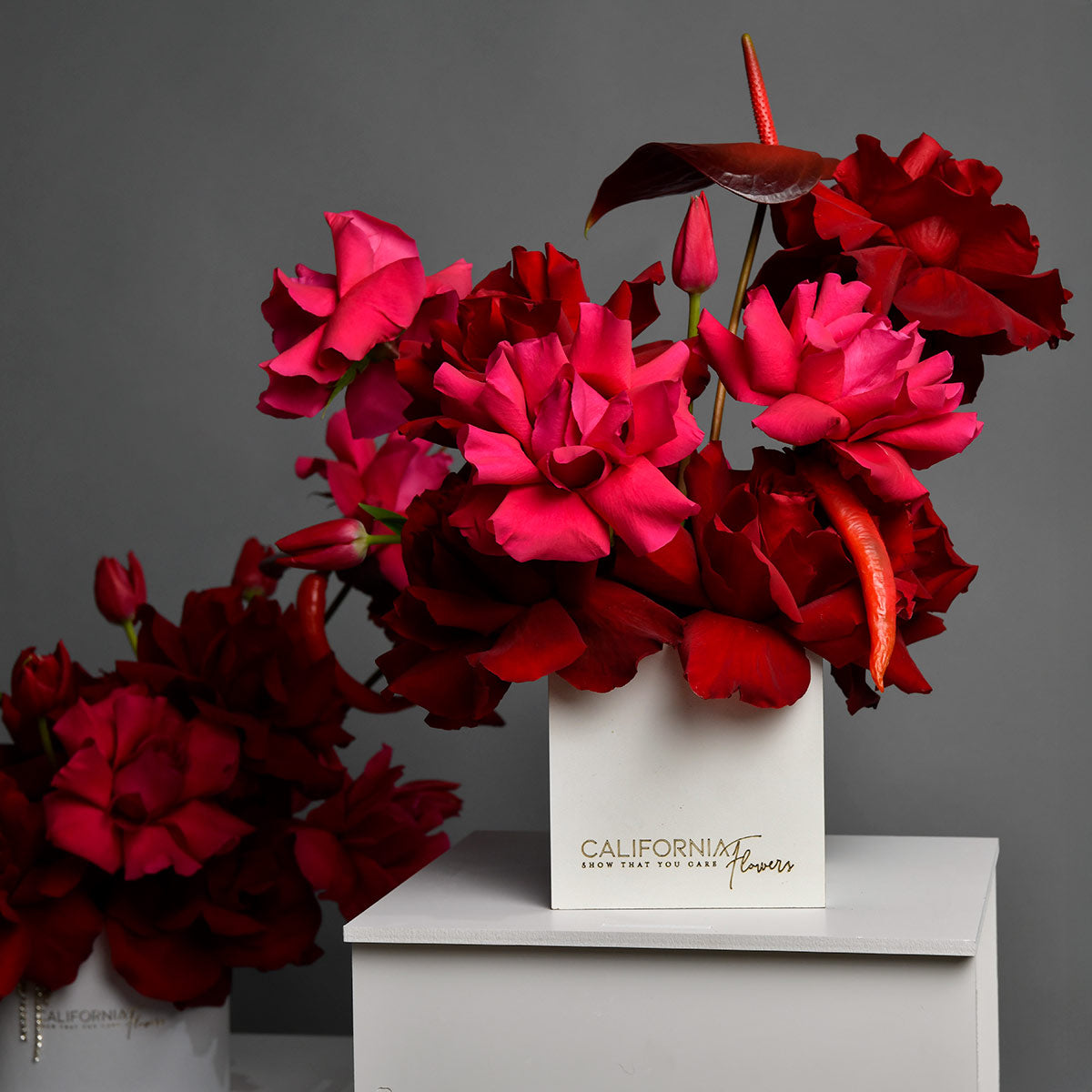 Aranjament floral in cutie cu trandafiri si athurium, 4, Californiaflowers.ro