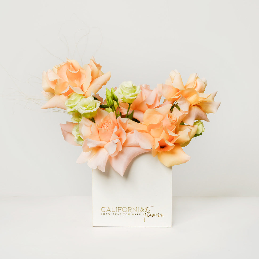 Ocazii Speciale, Aranjament floral in cutie cu trandafiri si lisianthus alb, Californiaflowers.ro
