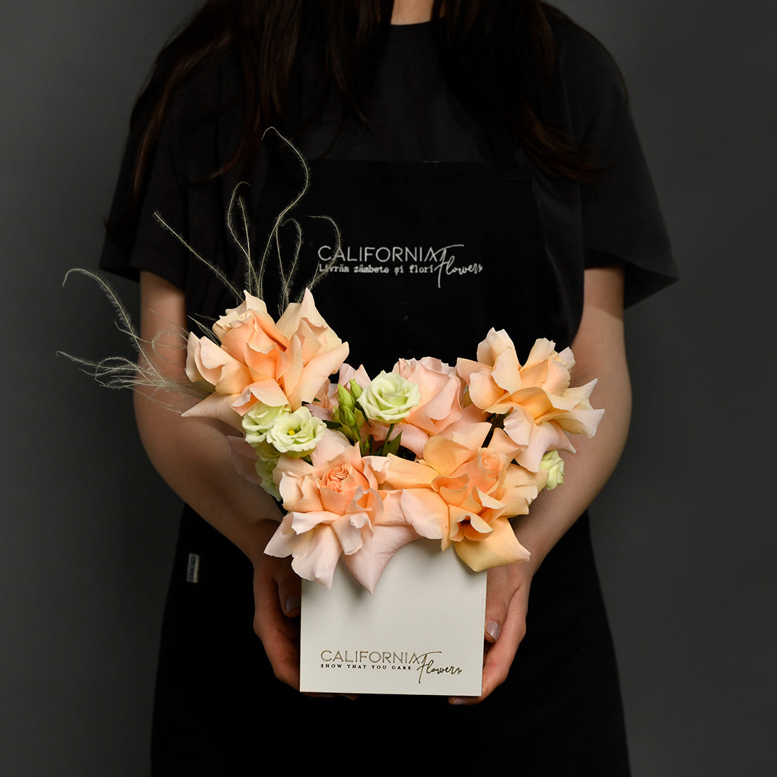 Ocazii Speciale, Aranjament floral in cutie cu trandafiri si lisianthus alb, Californiaflowers.ro