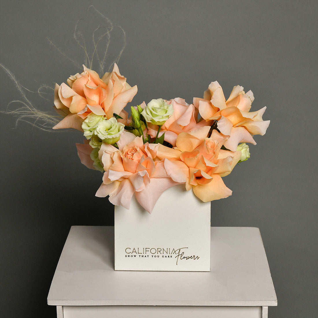 Aranjament floral in cutie cu trandafiri si lisianthus alb, 3, Californiaflowers.ro