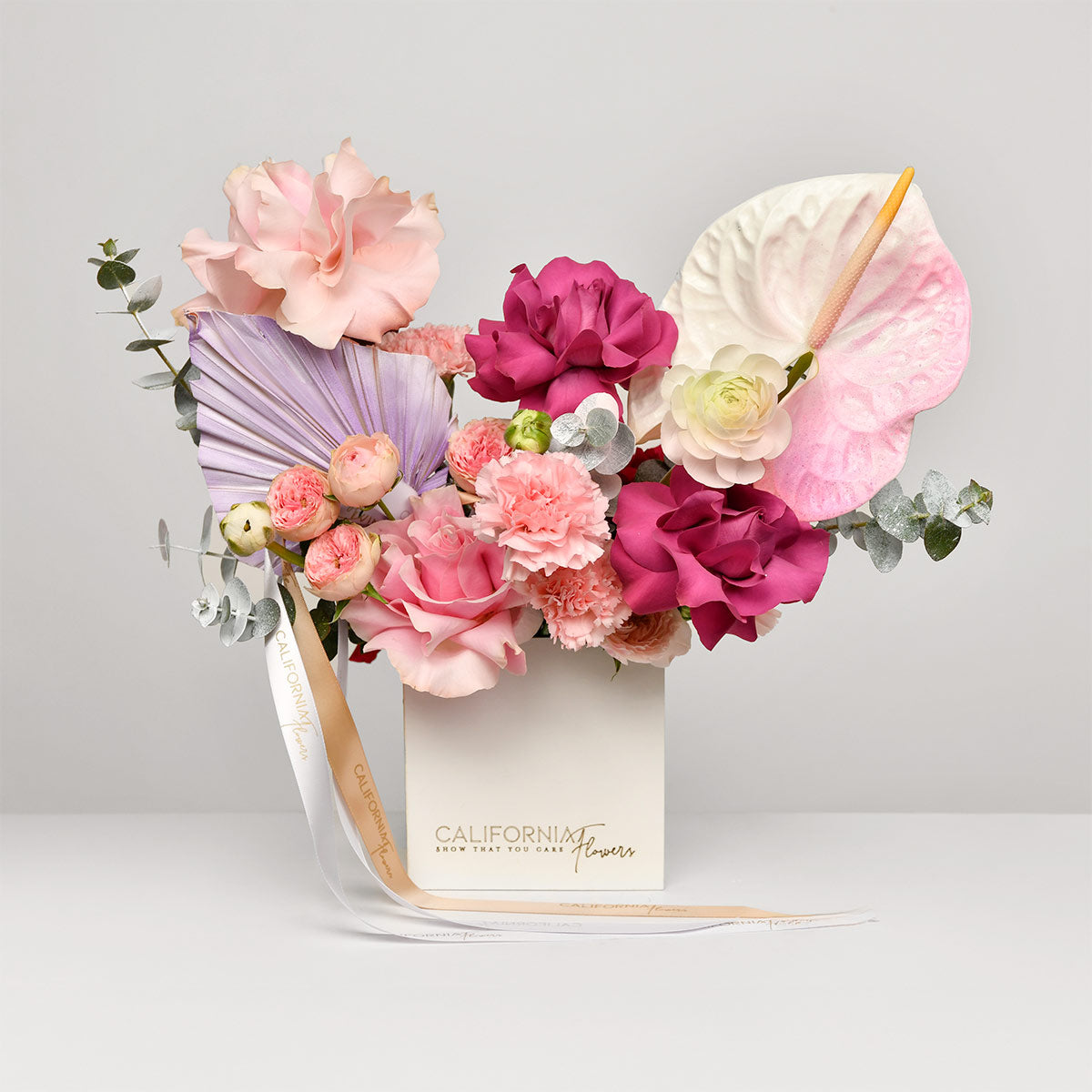 Livrare flori Bucuresti - California Flowers, Aranjament floral in cutie cu trandafiri speciali, dianthus si anthurium, Californiaflowers.ro