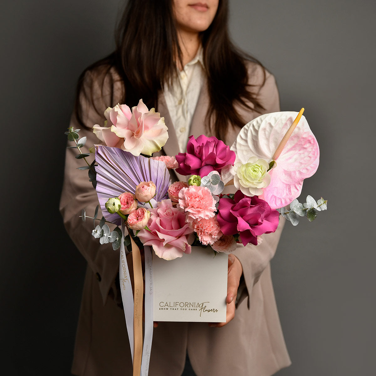 Livrare flori Bucuresti - California Flowers, Aranjament floral in cutie cu trandafiri speciali, dianthus si anthurium, Californiaflowers.ro