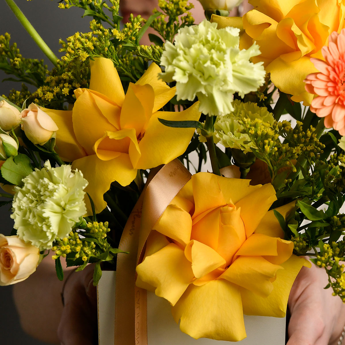Floral arrangement in a box with special roses, dianthus and gerbera, 3, Californiaflowers.ro