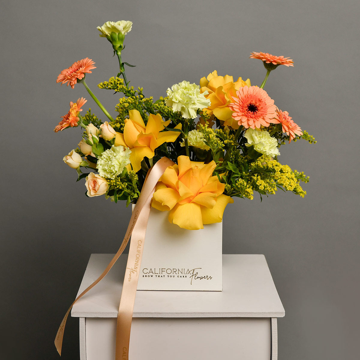 Floral arrangement in a box with special roses, dianthus and gerbera, 4, Californiaflowers.ro