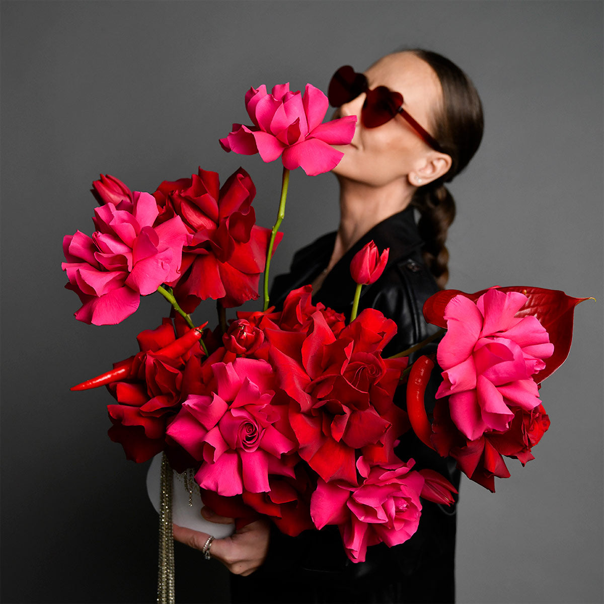Flori de Valentine's Day - California Flowers, Aranjament floral in cutie cu trandafiri speciali, lalele si anthurium, Californiaflowers.ro
