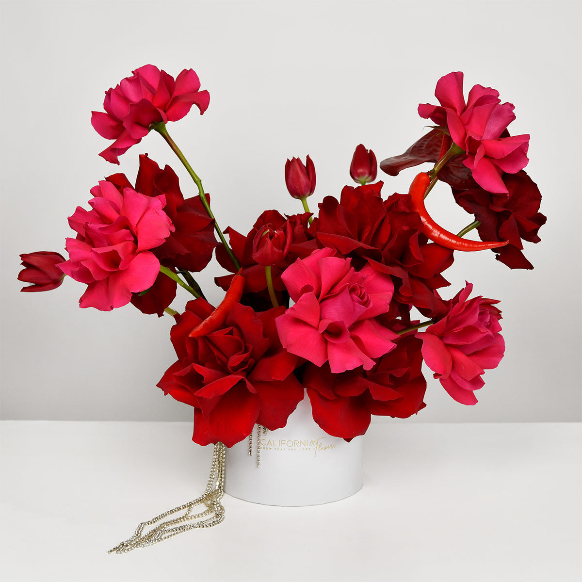 Flori de Valentine's Day - California Flowers, Aranjament floral in cutie cu trandafiri speciali, lalele si anthurium, Californiaflowers.ro