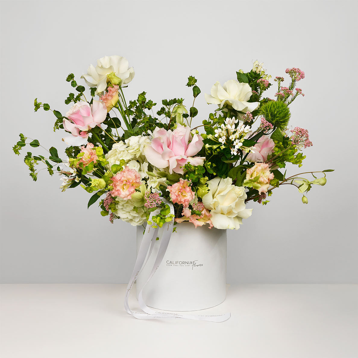 Livrare flori Bucuresti - California Flowers, Aranjament floral in cutie cu trandafiri speciali, lisianthus si bouvardia, Californiaflowers.ro