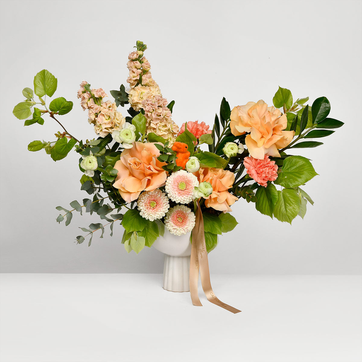 Livrare flori Bucuresti - California Flowers, Aranjament floral in vas ceramic cu gerbera, ranunculus si trandafiri, Californiaflowers.ro