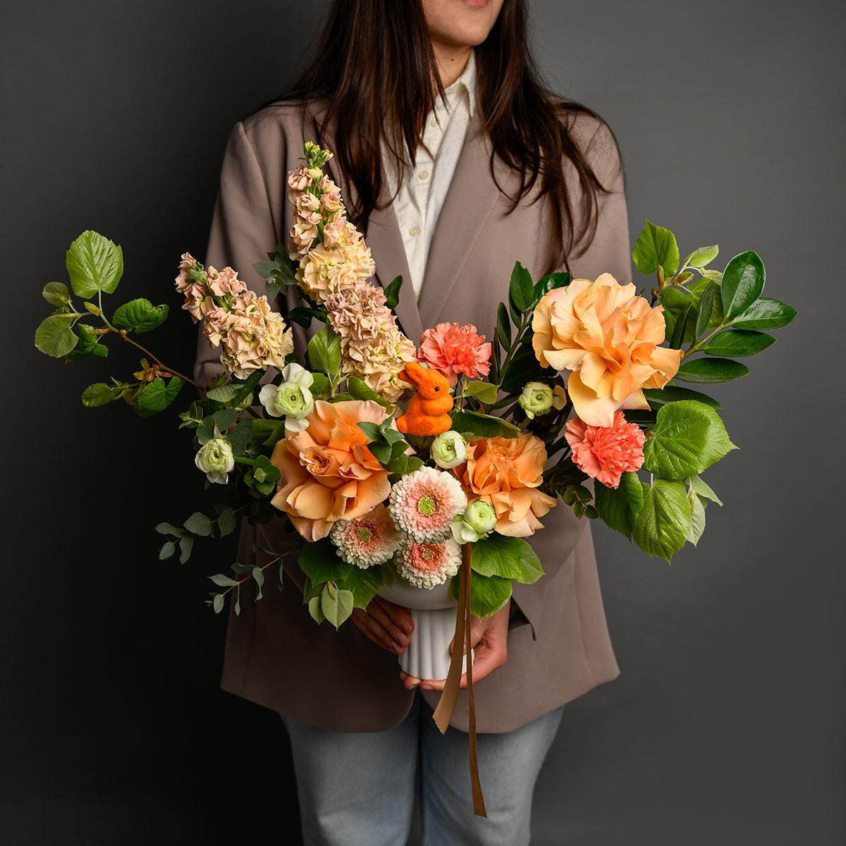 Livrare flori Bucuresti - California Flowers, Aranjament floral in vas ceramic cu gerbera, ranunculus si trandafiri, Californiaflowers.ro