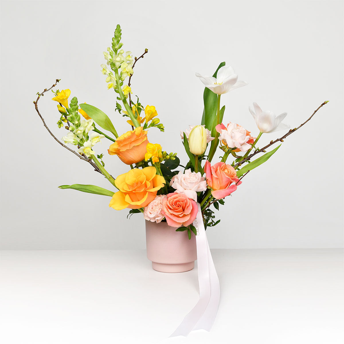 Aranjamente cu frezii - California Flowers, Aranjament floral in vas ceramic cu trandafiri, frezii si antirrhinum, Californiaflowers.ro