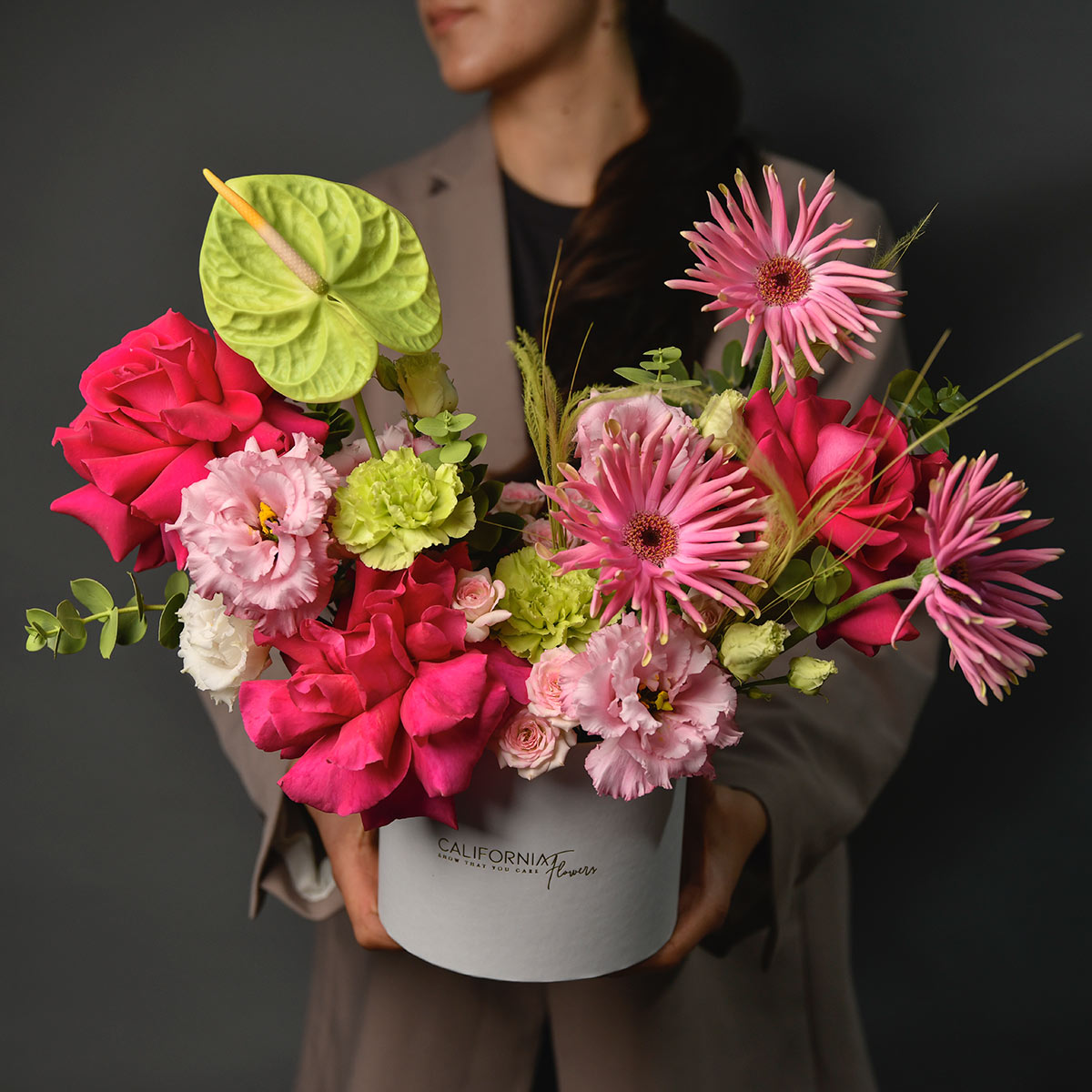 Flori de primavara, Aranjament in cutie cu anthurium, gerbera si trandafiri speciali, Californiaflowers.ro