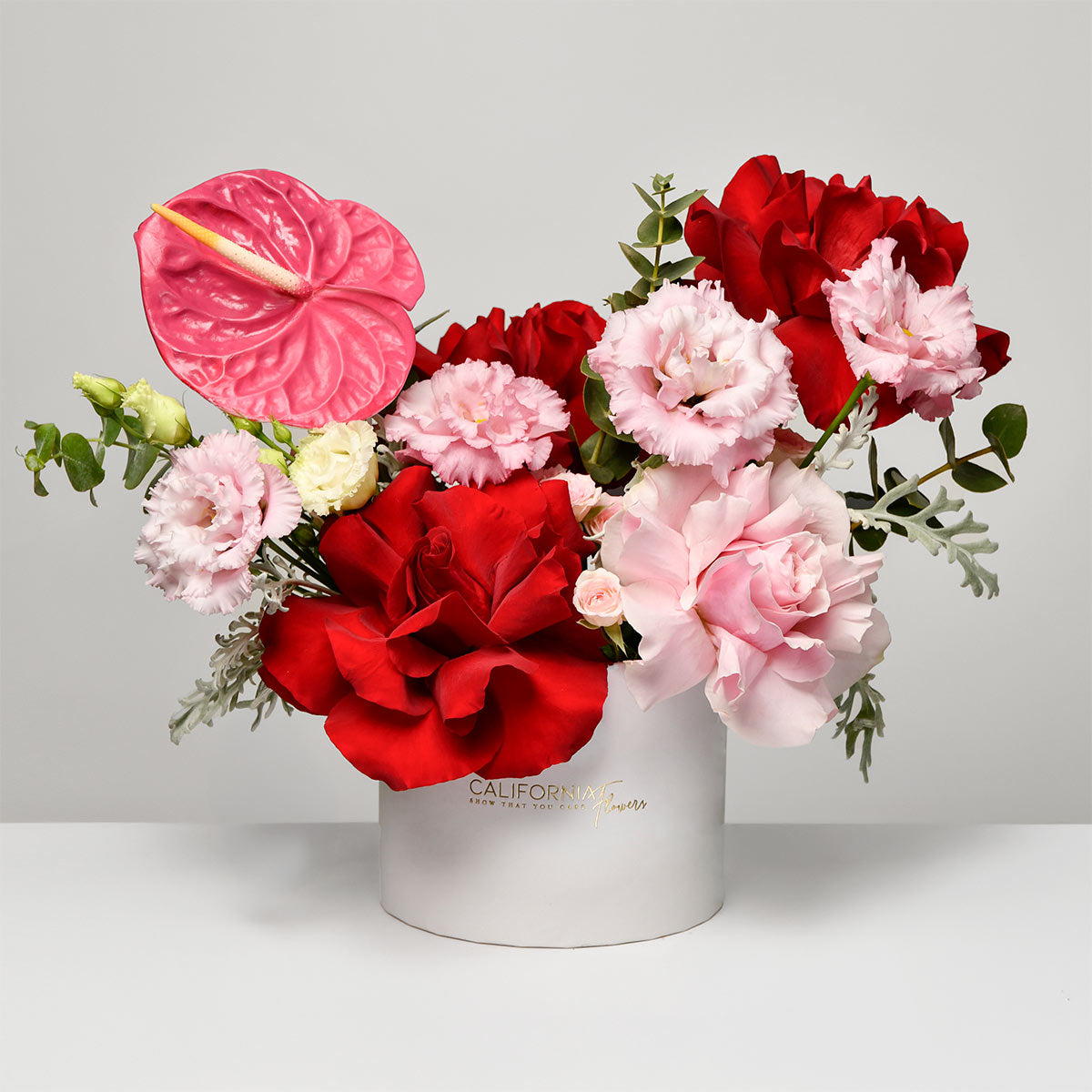 Buchete si aranjamente, Aranjament in cutie cu trandafiri speciali, anthurium si lisianthus roz, Californiaflowers.ro