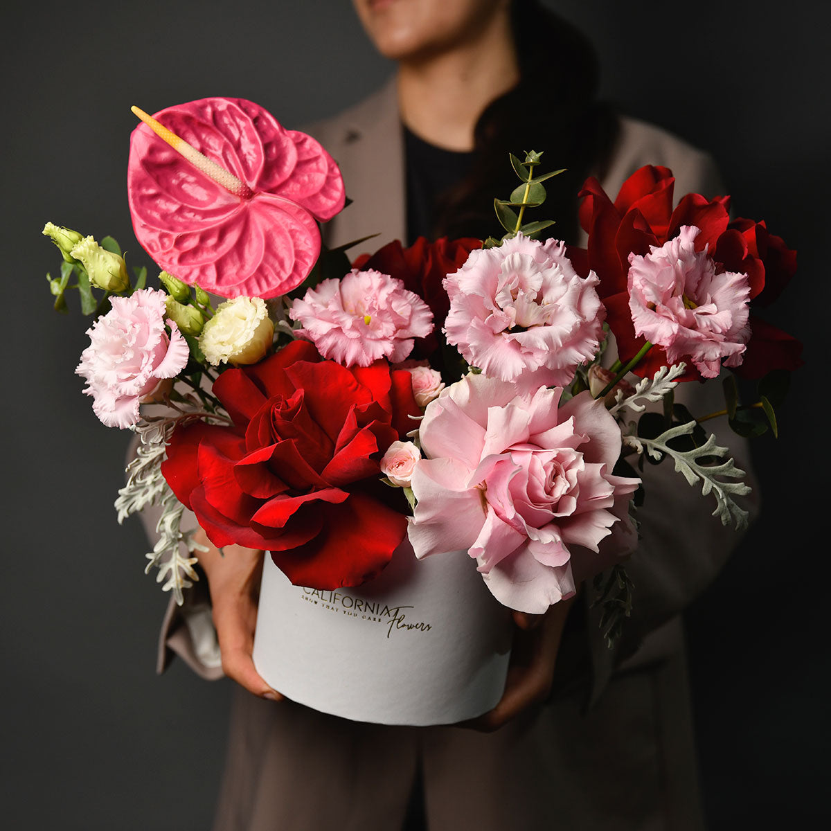 Buchete si aranjamente, Aranjament in cutie cu trandafiri speciali, anthurium si lisianthus roz, Californiaflowers.ro