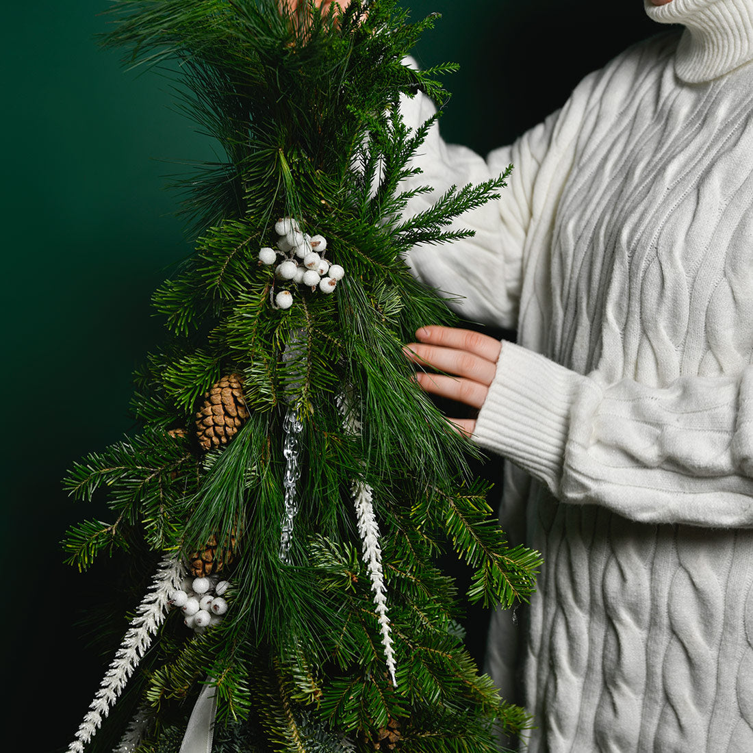 Aranjamente florale de Craciun - California Flowers, Aranjament brad de Craciun cu decoratiuni albe, Californiaflowers.ro