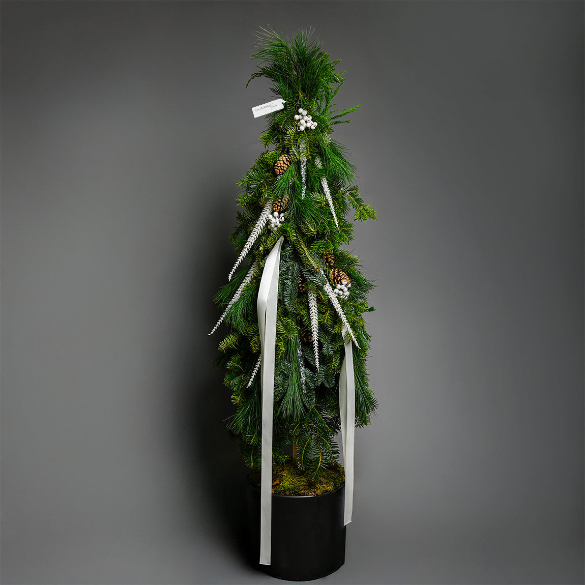 Aranjamente florale de Craciun - California Flowers, Aranjament brad de Craciun cu decoratiuni albe, Californiaflowers.ro