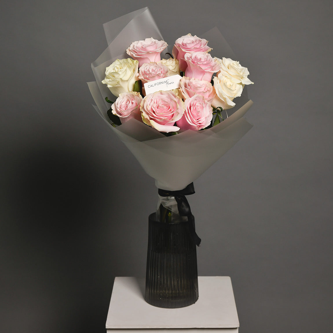 Buchet 13 trandafiri albi si roz, 3, Californiaflowers.ro