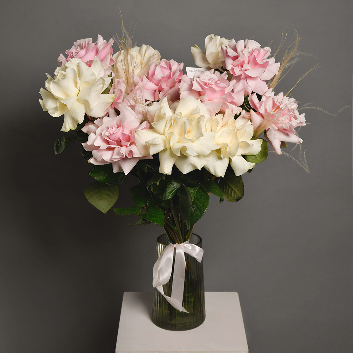 Buchet 15 trandafiri speciali roz si albi, 3, Californiaflowers.ro