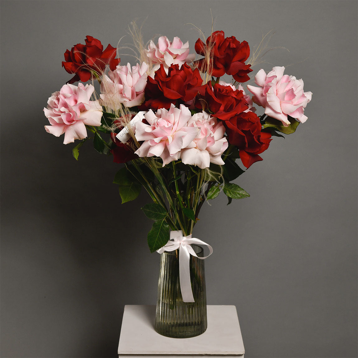 Buchet 15 trandafiri speciali rosii si roz, 3, Californiaflowers.ro