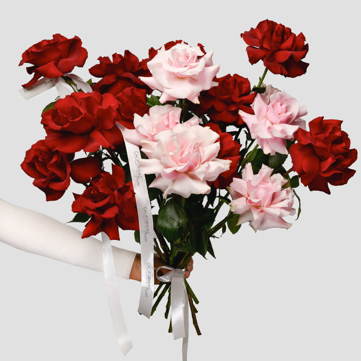 Colecția de iarnă, Buchet 19 trandafiri speciali rosii si roz, Californiaflowers.ro