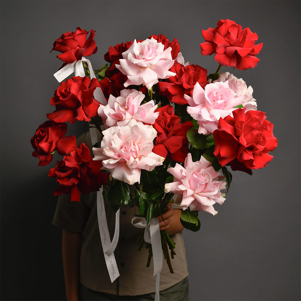 Colecția de iarnă, Buchet 19 trandafiri speciali rosii si roz, Californiaflowers.ro