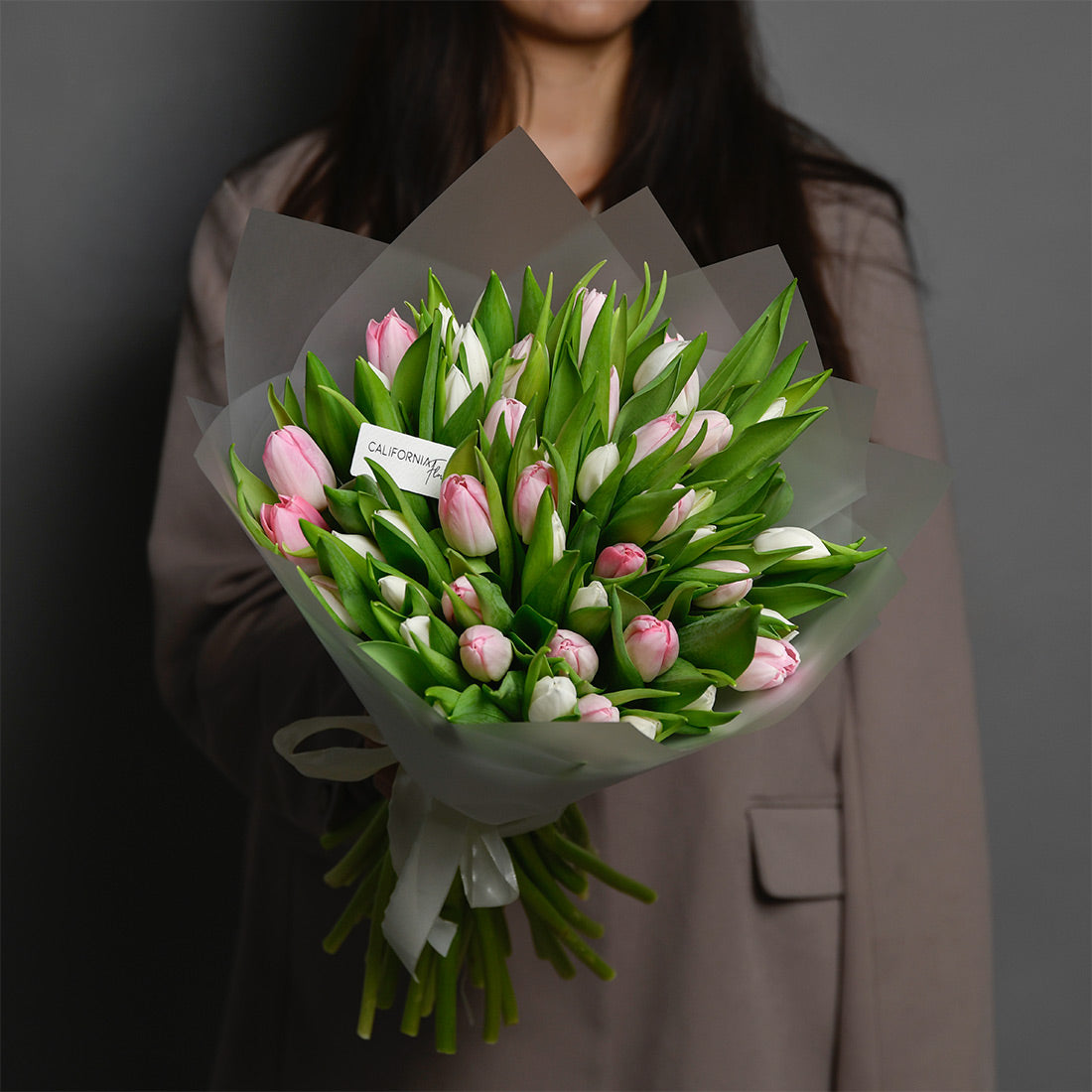 Florarie online - California Flowers ✅, Buchet 25 lalele albe si roz, Californiaflowers.ro