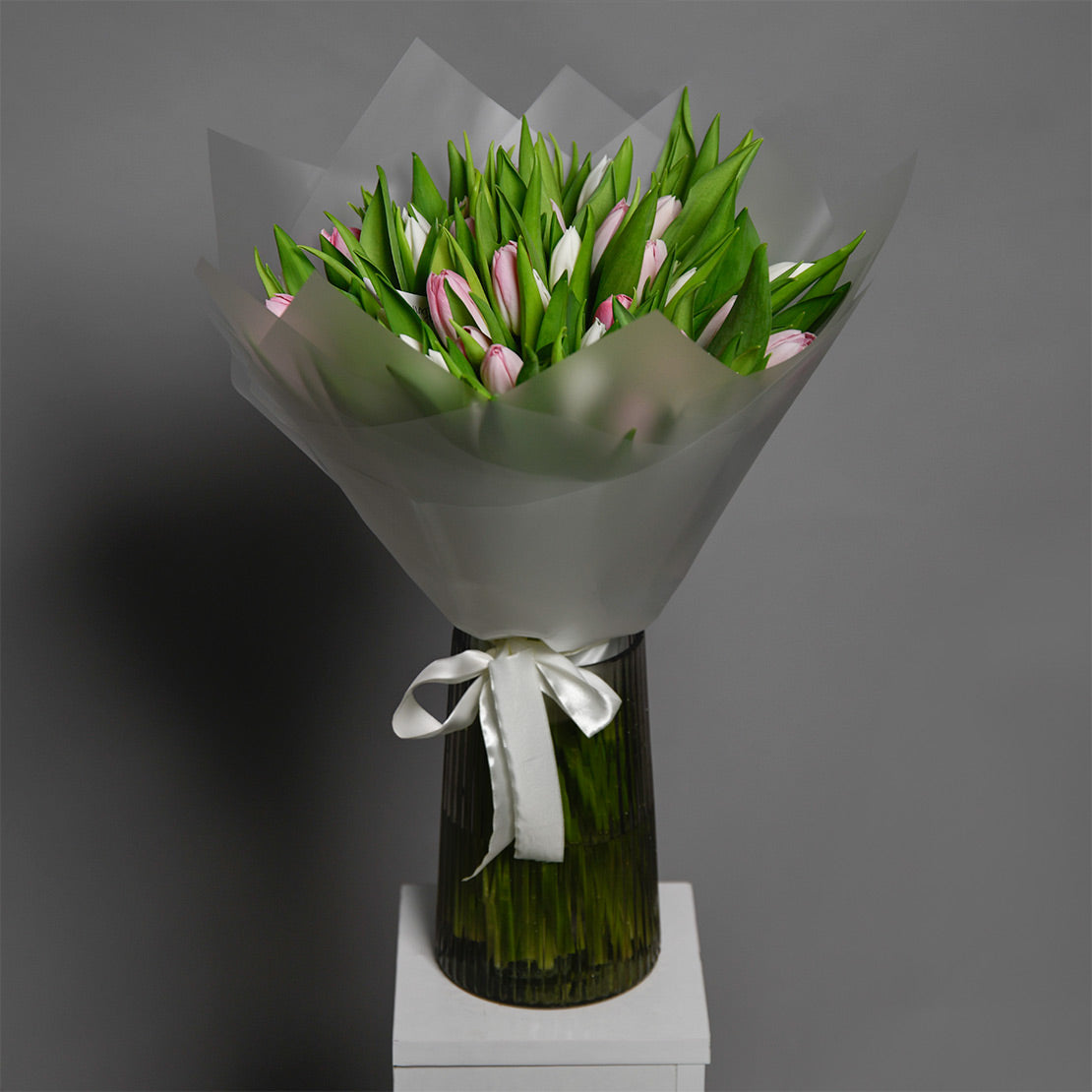 Buchet 25 lalele albe si roz, 3, Californiaflowers.ro