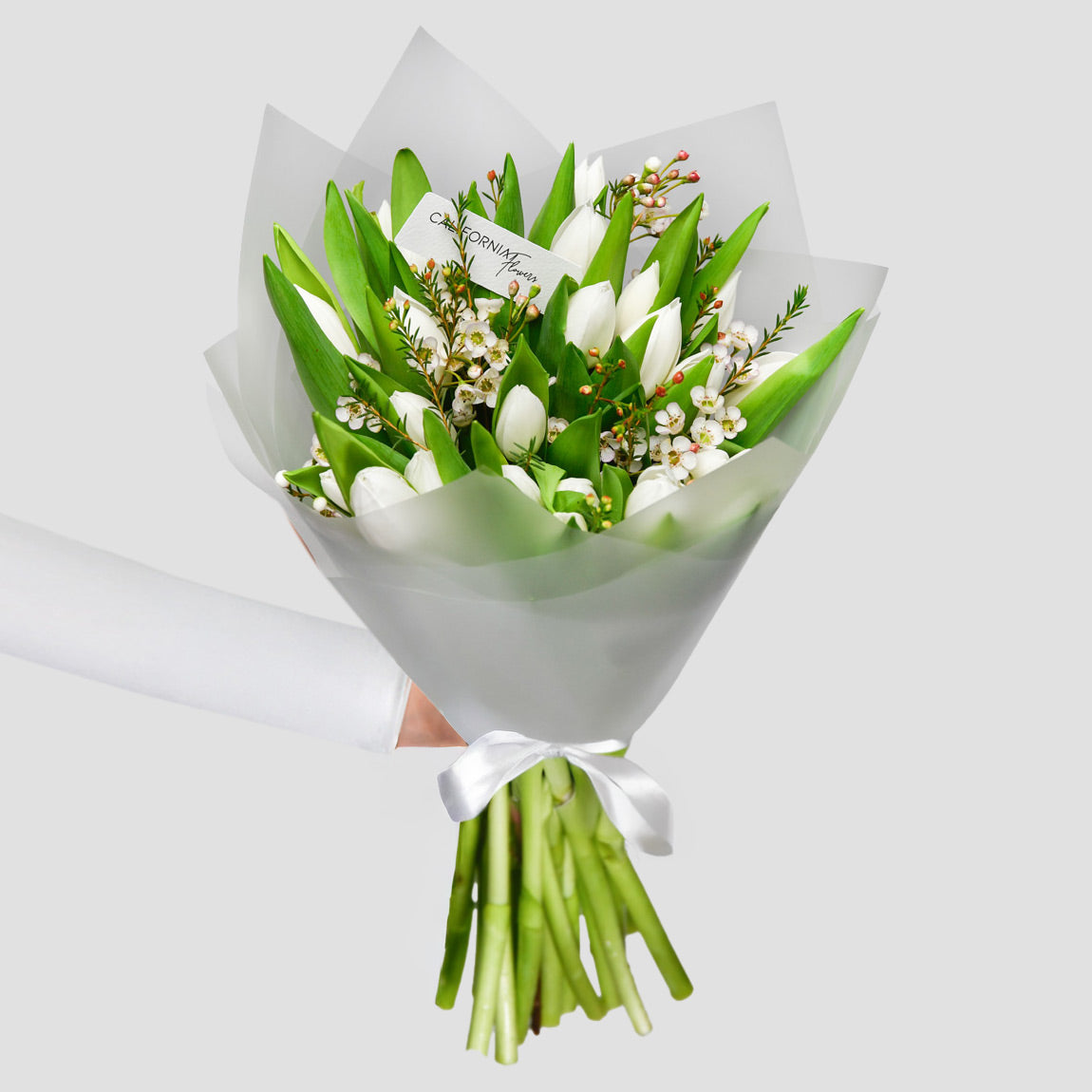 Buchete flori mixte, Buchet 25 lalele albe si wax, Californiaflowers.ro