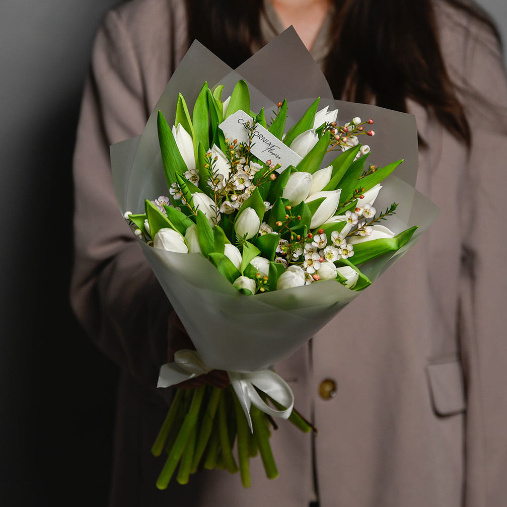 Buchete flori mixte, Buchet 25 lalele albe si wax, Californiaflowers.ro