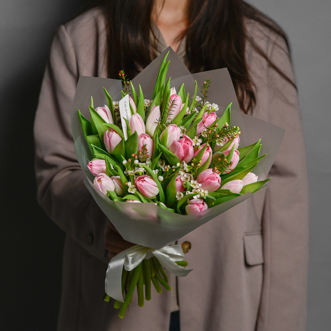 Florarie online - California Flowers ✅, Buchet 25 lalele roz si wax, Californiaflowers.ro