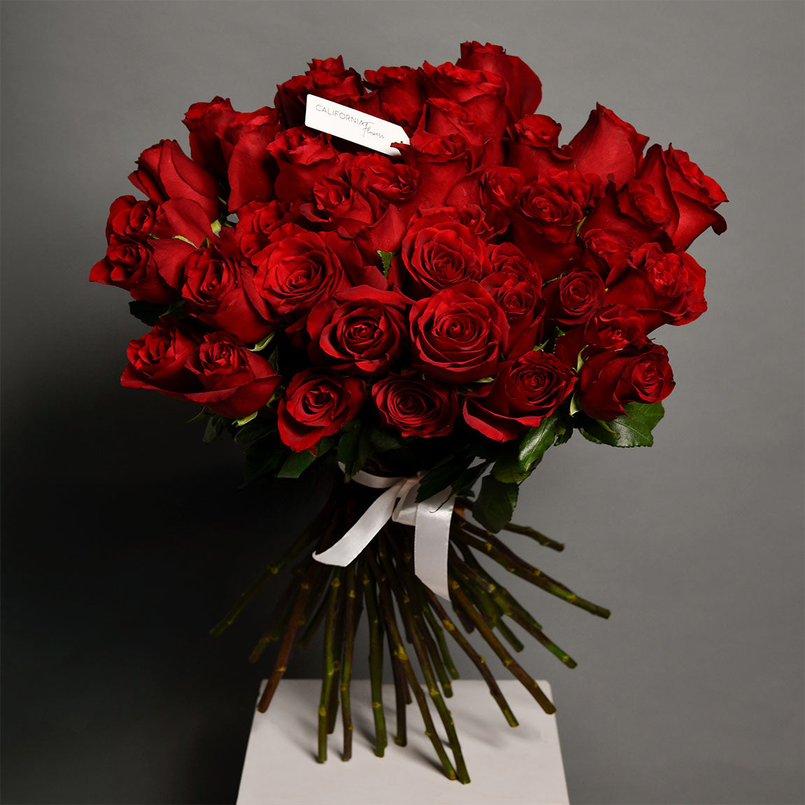 Buchet 45 trandafiri rosii, 3, Californiaflowers.ro