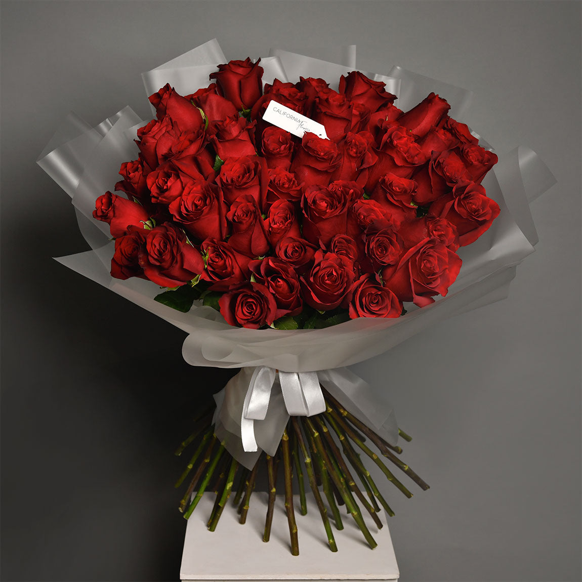 Buchet 55 trandafiri rosii, 4, Californiaflowers.ro