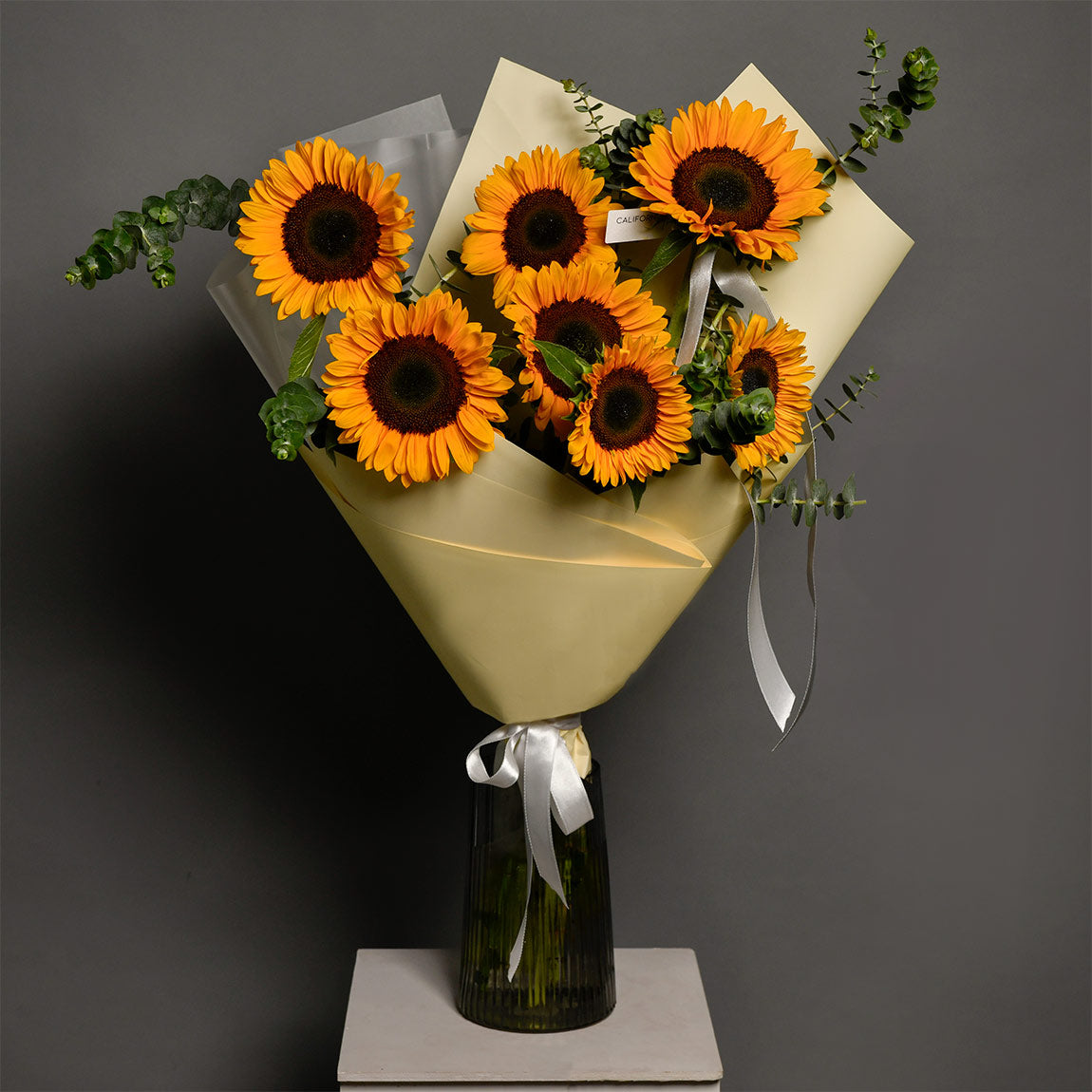 Buchet 7 floarea soarelui si eucalipt, 3, Californiaflowers.ro
