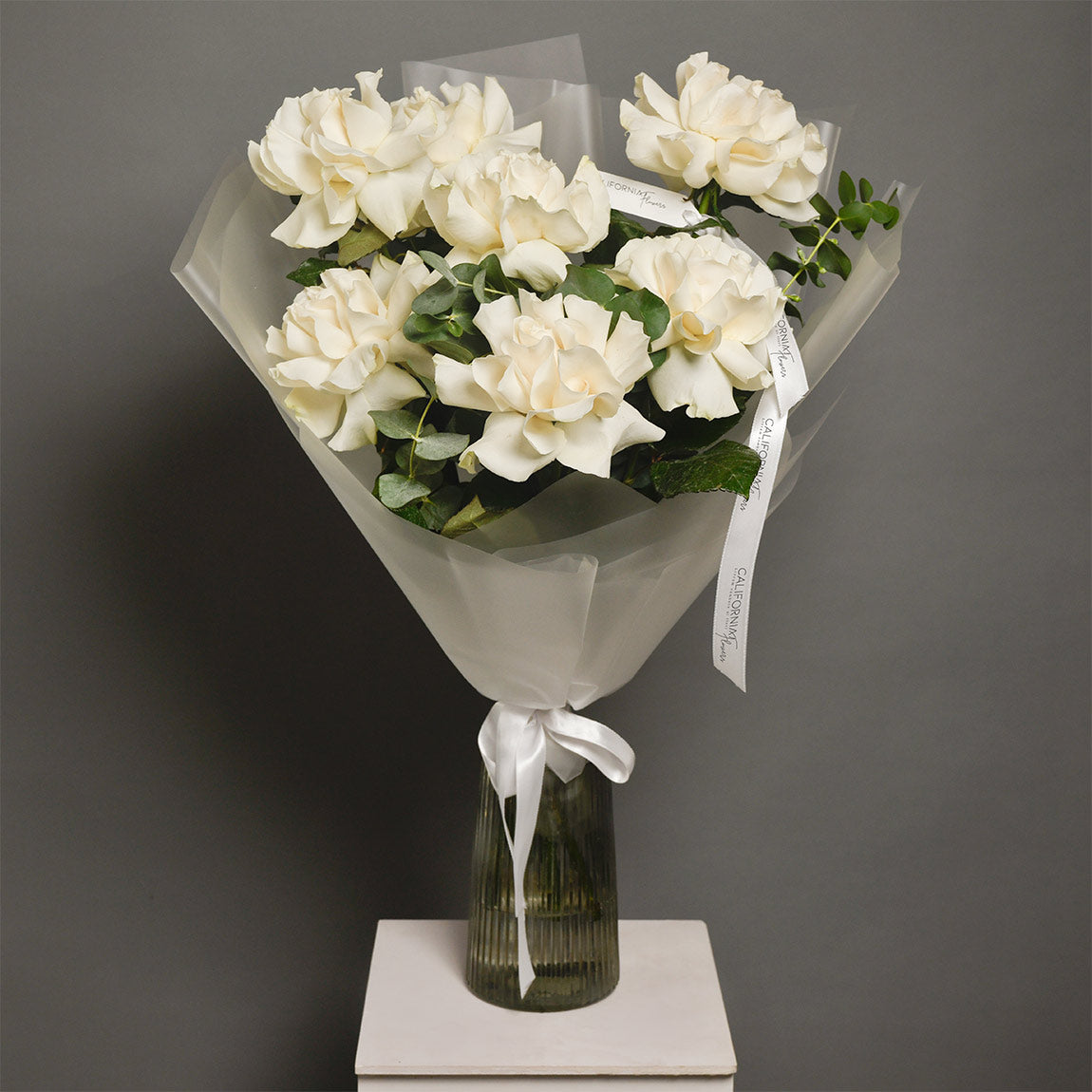 Buchet 7 trandafiri albi speciali si eucalipt, 3, Californiaflowers.ro