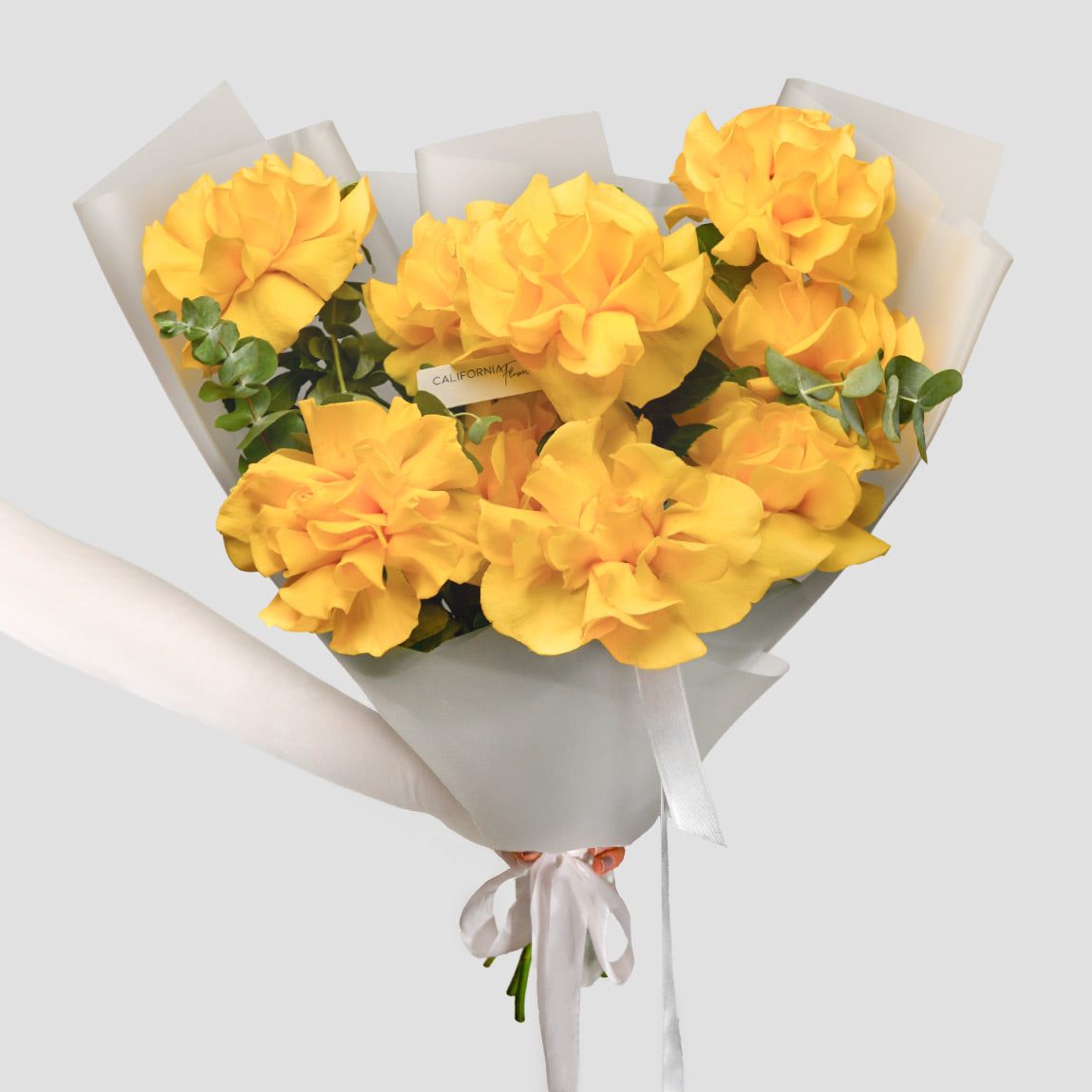 Flori de 8 Martie - California Flowers, Buchet 7 trandafiri speciali galbeni si eucalipt, Californiaflowers.ro