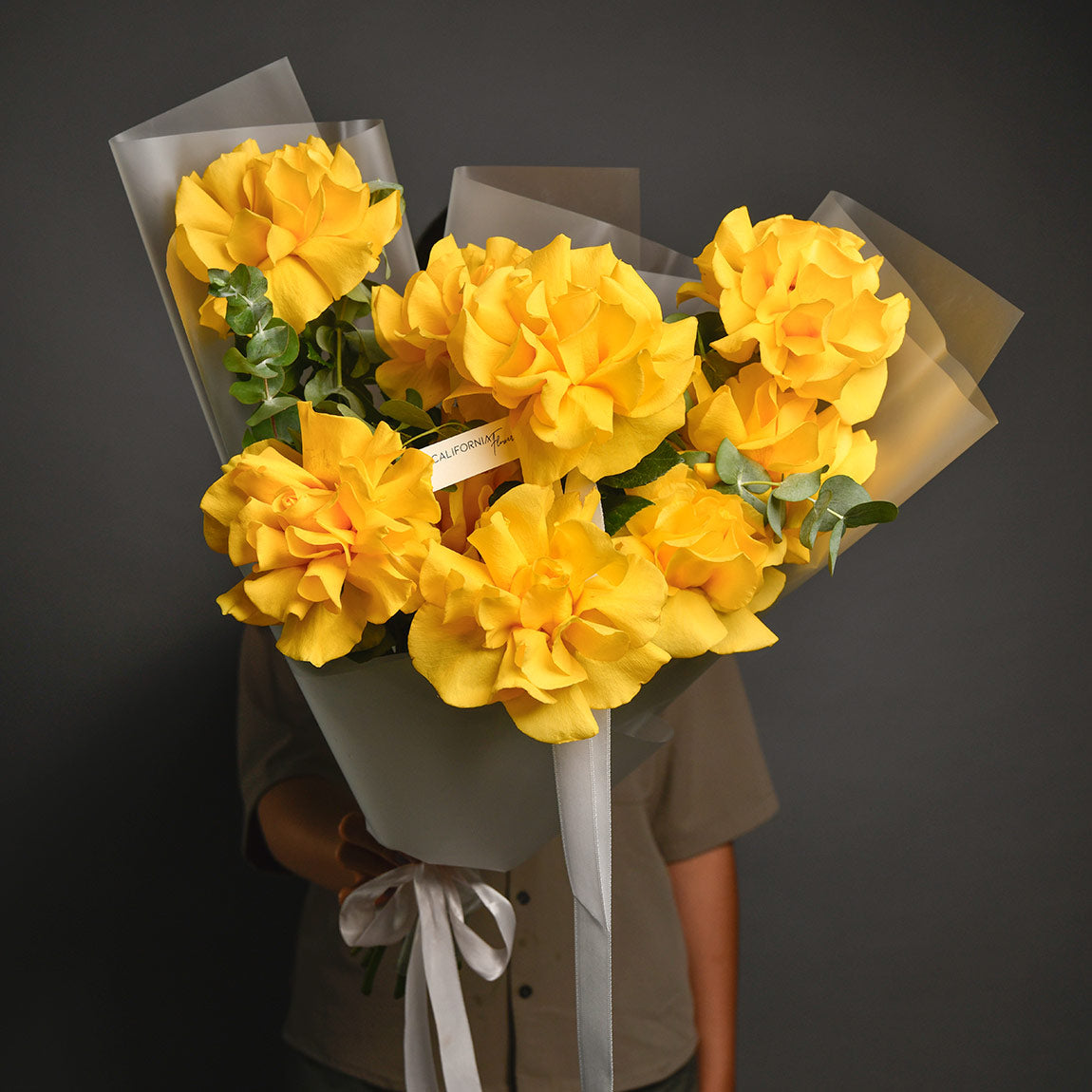 Flori de 8 Martie - California Flowers, Buchet 7 trandafiri speciali galbeni si eucalipt, Californiaflowers.ro