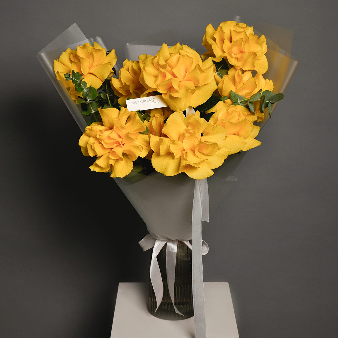 Buchet 7 trandafiri speciali galbeni si eucalipt, 3, Californiaflowers.ro