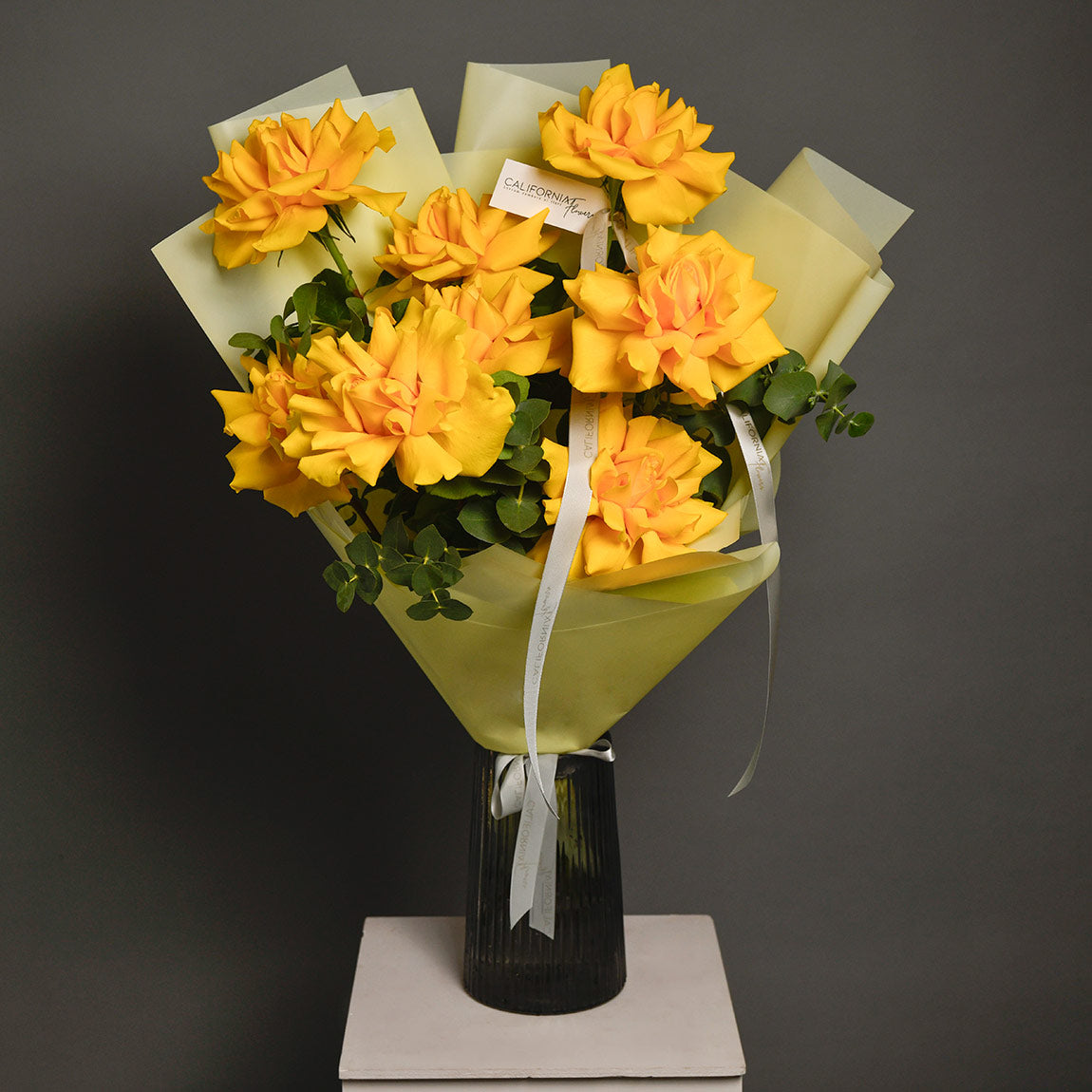 Buchet 9 trandafiri galbeni speciali si eucalipt, 3, Californiaflowers.ro