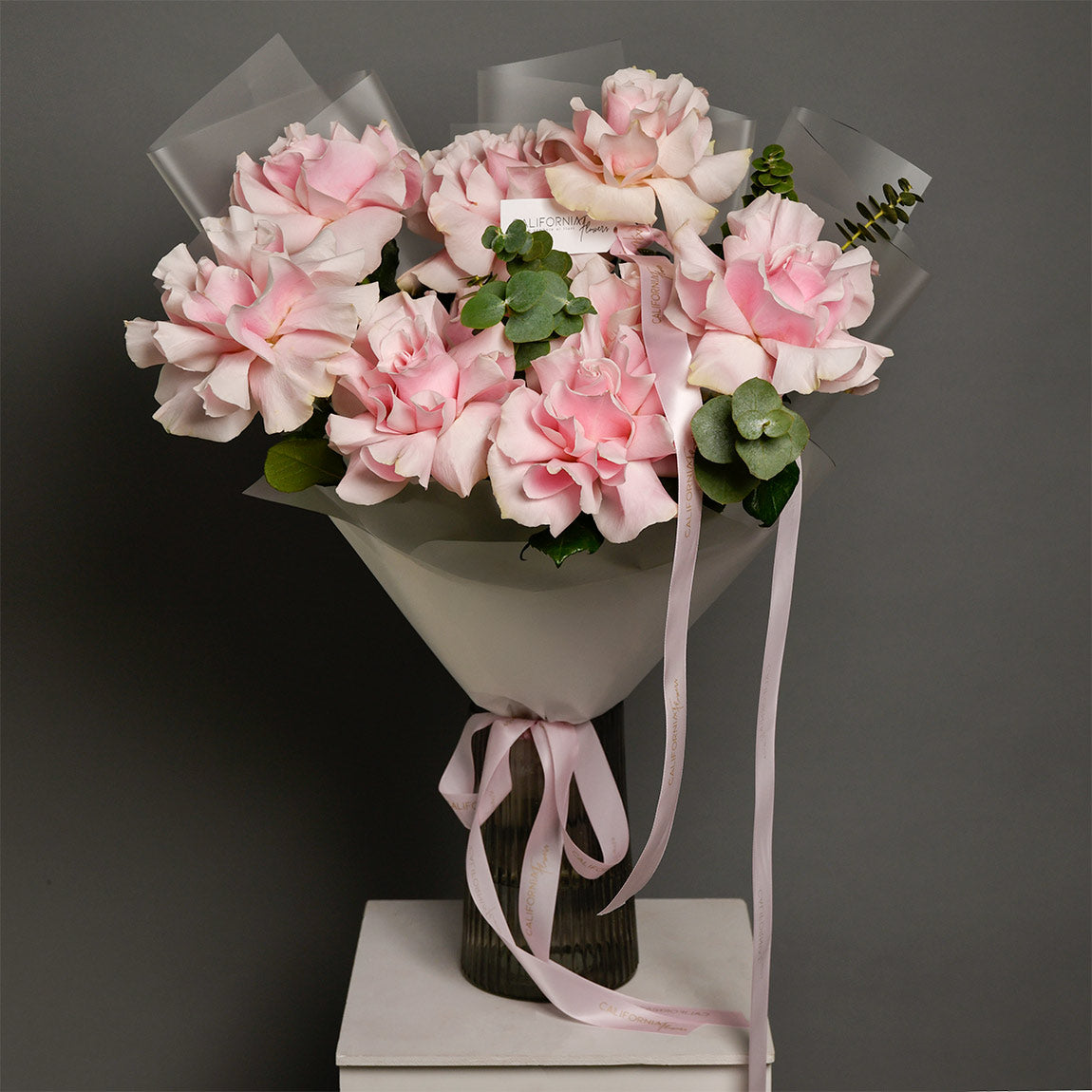 Buchet 9 trandafiri speciali roz si eucalipt, 3, Californiaflowers.ro
