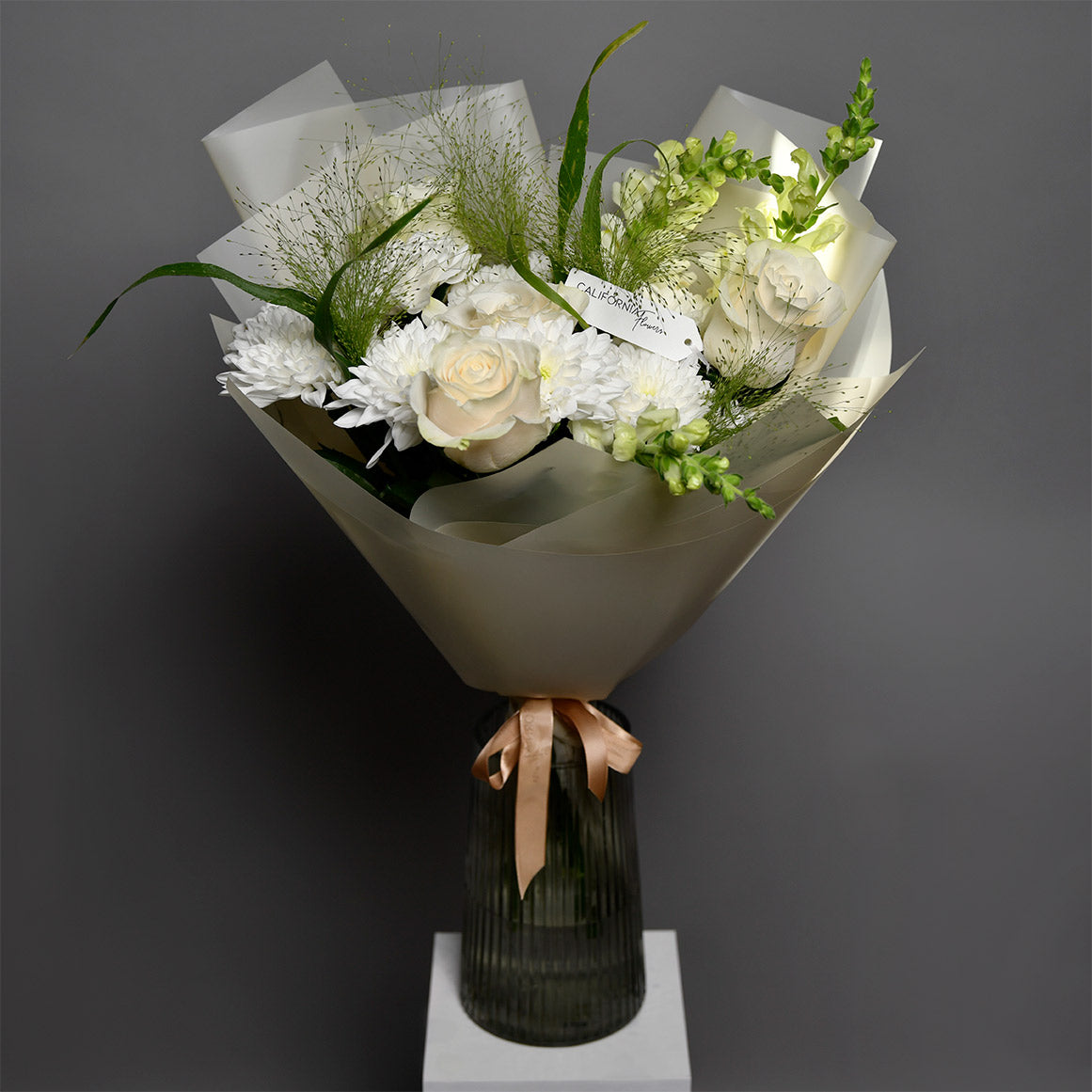 Buchet crizanteme si trandafiri albi, 7, Californiaflowers.ro
