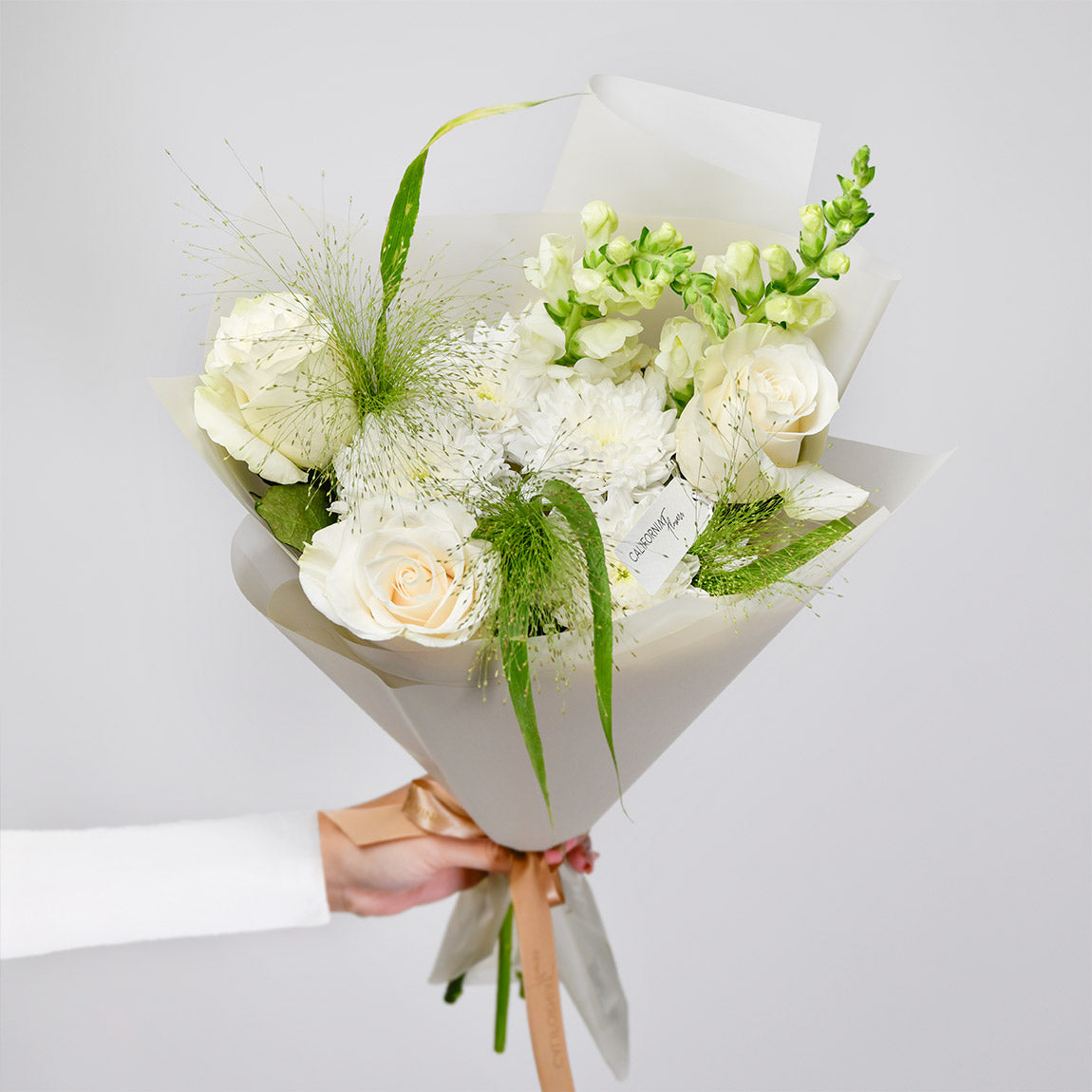 Buchet crizanteme si trandafiri albi, 10, Californiaflowers.ro