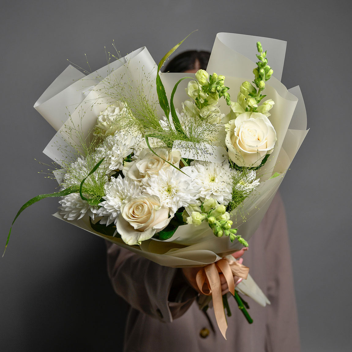 Buchet crizanteme si trandafiri albi, 3, Californiaflowers.ro
