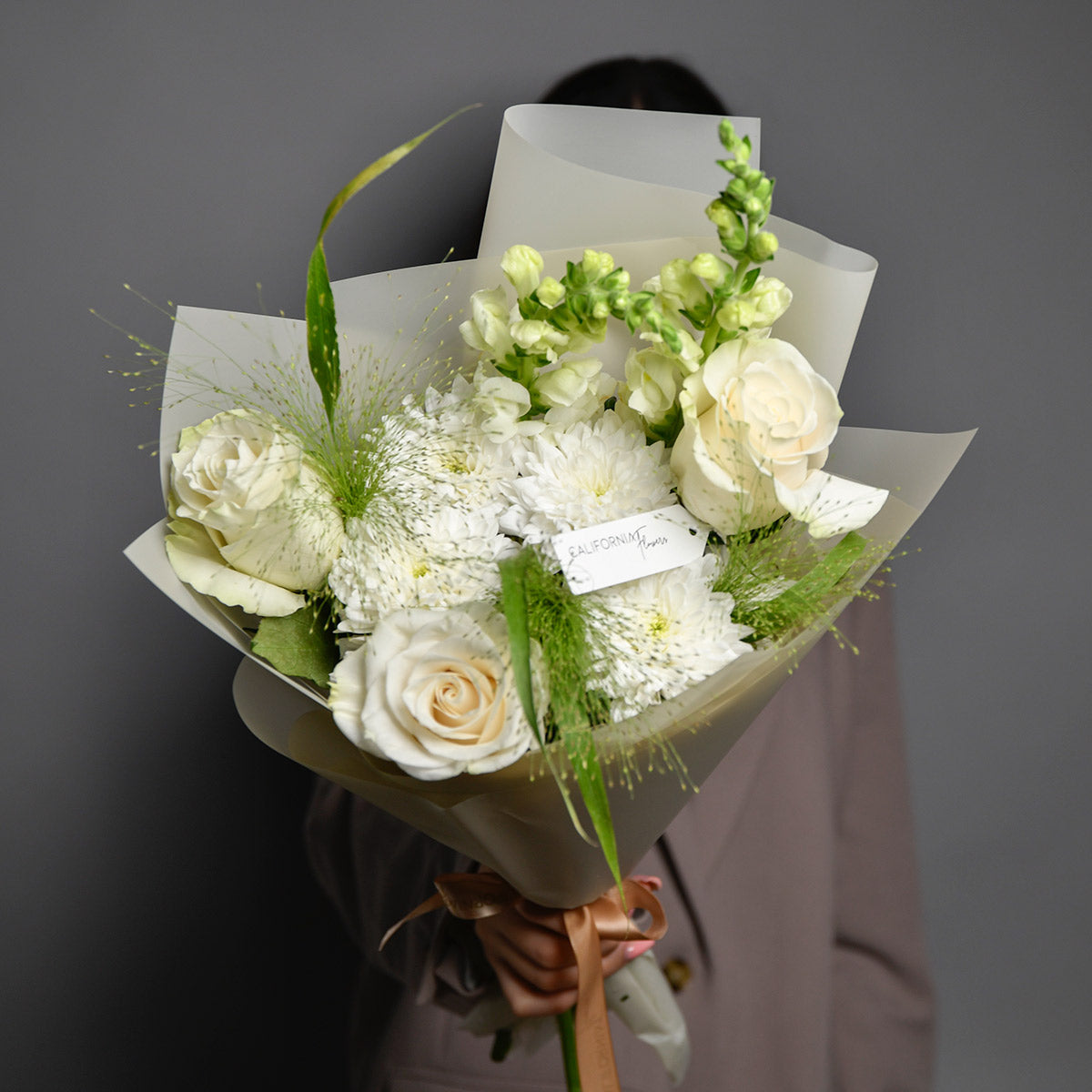 Buchet crizanteme si trandafiri albi, 4, Californiaflowers.ro
